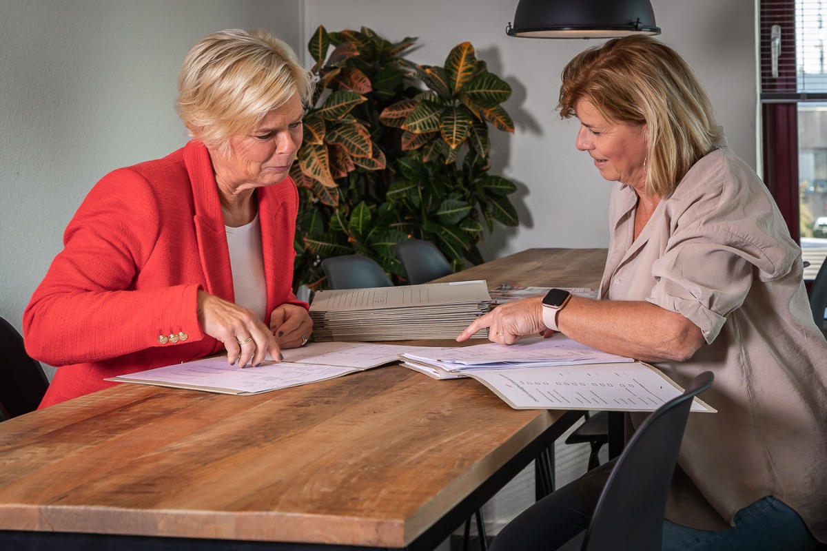 Overleg dames aan tafel