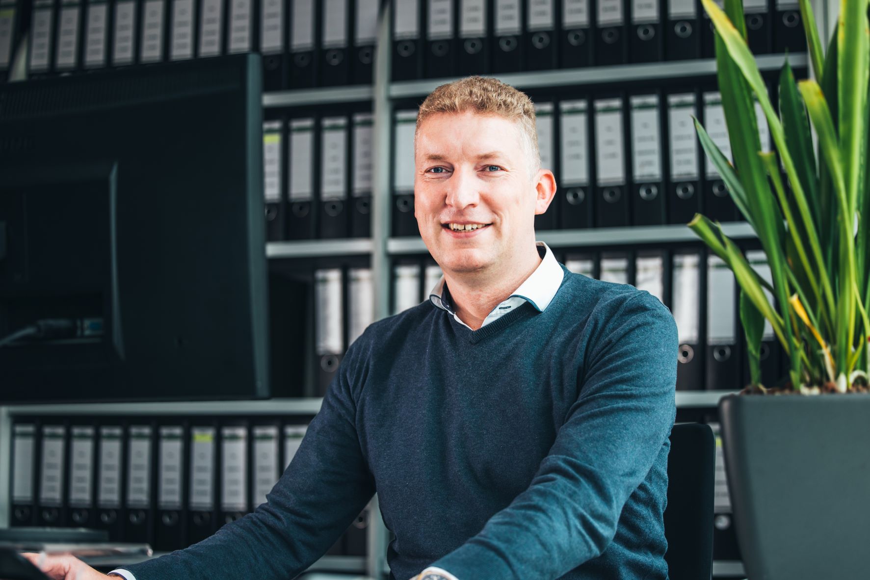 Financien medewerker achter computer
