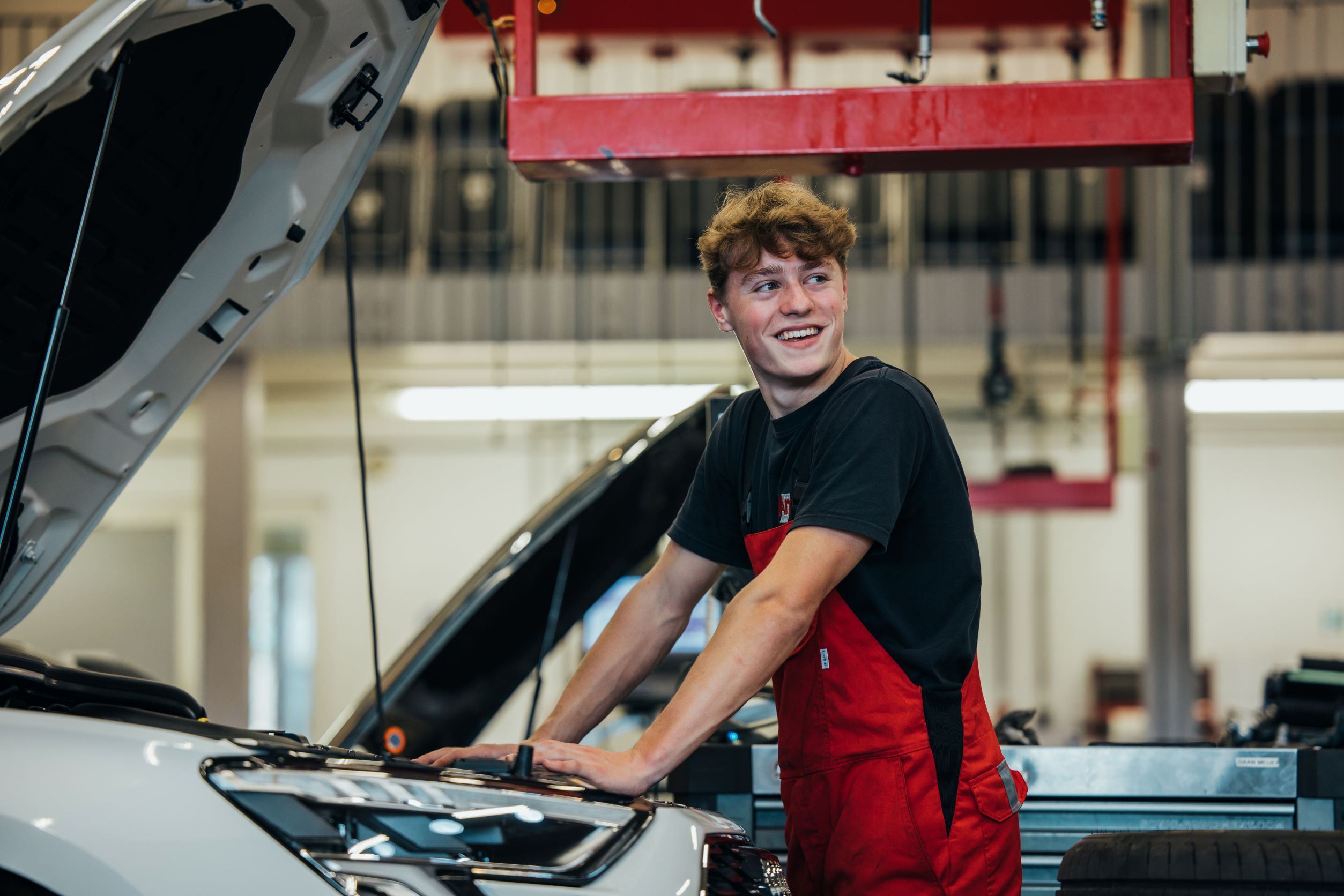 Werken bij Amega header monteur lachend