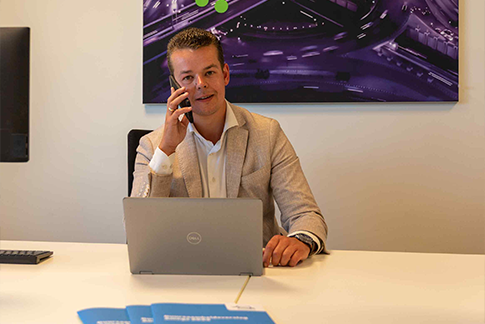 Jaap versteeg aan de telefoon